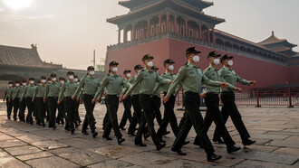 Soldados del Ejército Popular de Liberación (EPL) marchan junto a la entrada a la Ciudad Prohibida