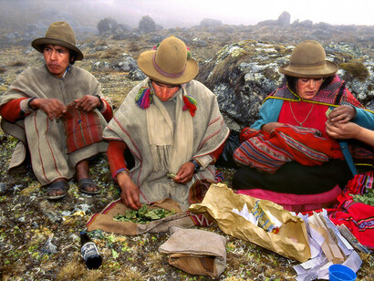 Membri della comunità Qero durante un “despacho”, foto Sergio Pessolano


