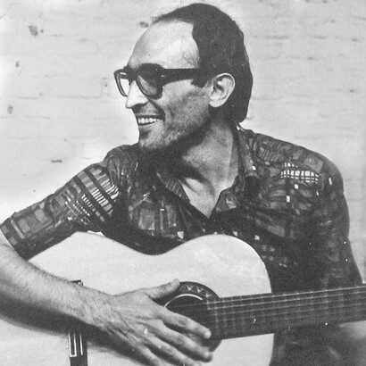 Chicho Sánchez Ferlosio, libre en su libertad, con sus características y enormes gafas negras de pasta, su pelo largo, su cigarro y su extrema delgadez