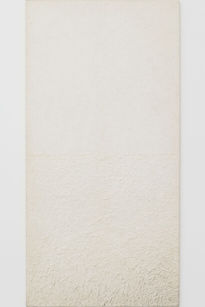 Chung Chang-Sup, “Meditation 951118” 1995. Fibre de mûrier sur toile, Tak fiber on canvas, 244 x 122 cm, 96 1/16 x 48 1/32 inches, Photo: Claire Dorn, Courtesy Galerie Perrotin