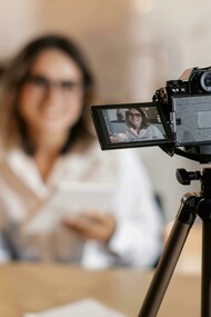 Gravação de vídeo sobre livro para redes sociais. As mídias digitais, atualmente, oferecem oportunidades excepcionais para encontros e formação de comunidades segmentadas por interesses comuns, que se organizam, promovem oportunidades de leitura, compartilhamento de experiências e de conteúdos dessas leituras. Este novo paradigma constitui um novo ecossistema de leitura que traz oportunidades interessantes para novas formas de entender e conceber a leitura e o leitor