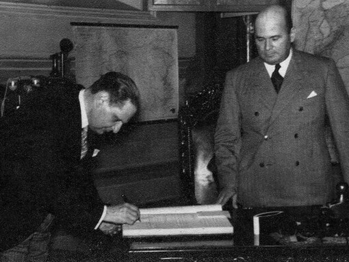 Caracciolo Parra Pérez suscribe su designación como titular del despacho de Relaciones Exteriores del gobierno de Isaías Medina Angarita