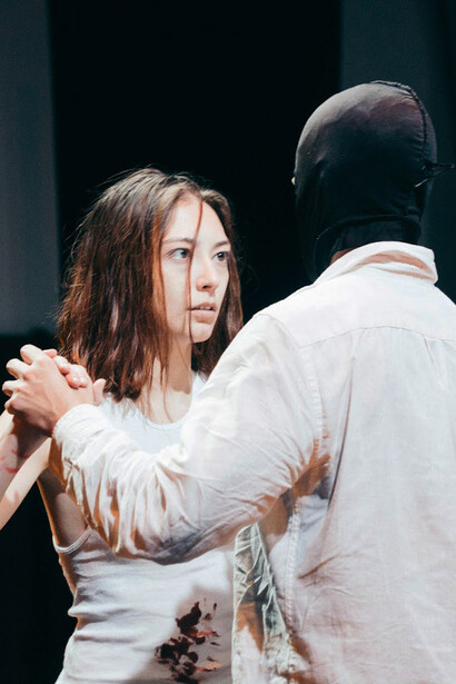 Escena de la obra «Jet of Blood», homenaje a Antonin Artaud por parte de Mari Moriarty
