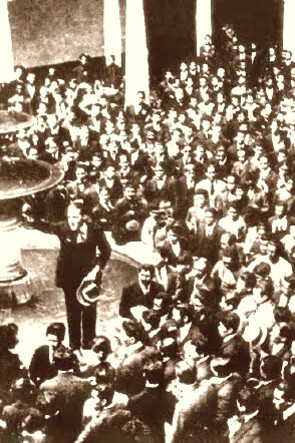 Joven Haya de la Torre se dirige a estudiantes y obreros en la Casona de San Marcos. Durante su juventud, Haya de la Torre se vinculó con el movimiento estudiantil y obrero, influido por autores como González Prada y José Martí