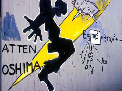 Mural alusivo a los bombardeos atómicos de Hiroshima y Nagasaki, con referencias visuales a la explosión nuclear y a la fórmula de Einstein