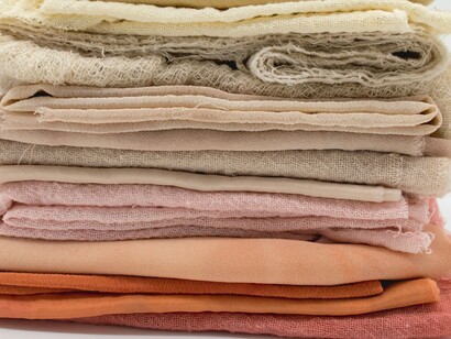 Il fast fashion contribuisce enormemente all'inquinamento ambientale, utilizzando grandi quantità di risorse naturali e generando rifiuti tessili

