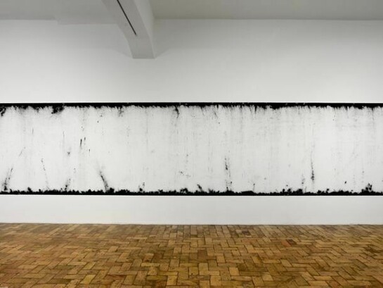 Harold Ancart, Installation views, Untitled, 2013, Pigment (charcoal powder) on wall, format variable © VW (VeneKlasen/Werner), Berlin