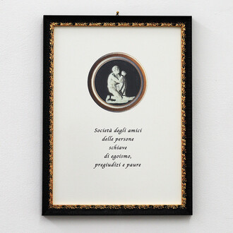 Gea Casolaro
Il mondo a rovescio
2019
45 x 34 cm (con cornice)
Riproduzione modificata del medaglione della Société des amis des Noir (1788) e la scritta “Società degli amici delle persone schiave di egoismo, pregiudizi e paure”. 
Stampa su carta martellata e cornice.


