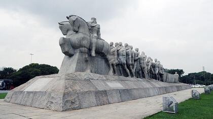 Monumento às Bandeiras, em referência aos Bandeirantes que exploraram os sertões durante os séculos XVII e XVIII, localizado no bairro da Vila Mariana, na capital de São Paulo, Brasil