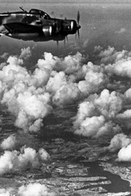Malta, 1942: bombardieri italiani S.M.79 in volo su La Valletta