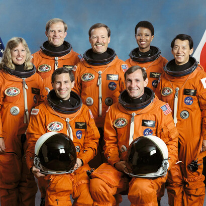 Questi sono i sette membri dell'equipaggio che hanno volato nella missione STS-47/Spacelab J nel 1992. Nella foto ci sono (da sinistra a destra, davanti) Jerome (Jay) Apt, specialista di missione; Curtis L. Brown, pilota; e (da sinistra a destra, dietro) N. Jan Davis, specialista di missione; Mark C. Lee, comandante del carico utile; Robert L. Gibson, comandante della missione; Mae C. Jemison, specialista di missione; e Mamoru Mohri, specialista del carico utile, in rappresentanza dell'Agenzia nazionale per lo sviluppo spaziale del Giappone (NASDA). Questa è stata la seconda missione programmata dello Space Shuttle Endeavour. (Credit: NASA)