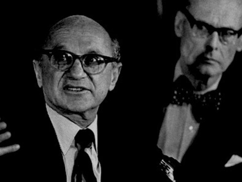 Milton Friedman (izquierda)