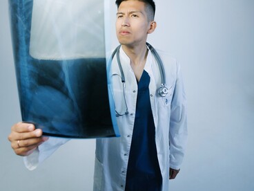 Simulando il dibattito di un’équipe clinica, gli LLM multi-agente aiutano a mettere in discussione ipotesi errate e a individuare diagnosi corrette