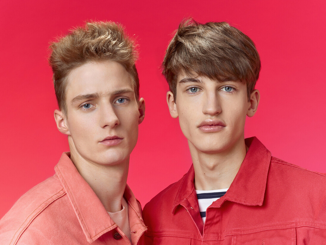 Hommes rouges sur fond rouge », 2013, Photographie © Philippe Jarrigeon