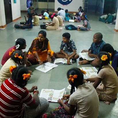 A Pondicherry, nel sud dell’India, i progetti dell’associazione si concentrano oggi sul sostegno a bambini e ragazzi con disabilità, offrendo percorsi educativi e supporto sanitario per costruire concrete possibilità di futuro