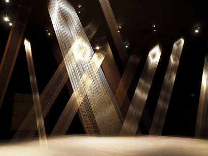 No imaginário de Lygia, o jogo de luz e sombra produz o efeito possível de se ver a teia assim como o seu desaparecimento