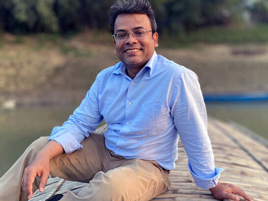 Casas y escuelas flotantes impulsadas por Mohammed Rezwan en Bangladesh ofrecen una clave de lectura inesperadamente fértil. El arquitecto Mohammed Rezwan ha ganado el Premio Confucio de la UNESCO a la Alfabetización 2025