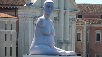 Pregnant sculpture of Alison Lapper Marc Quinn