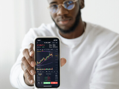 Ao observar os candlesticks, é possível entender a lógica por trás das altas e quedas dos ativos, mesmo que as motivações variem
