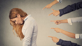 Mujer siendo señalada: los sentimientos de culpa están muy relacionados con creencias que se conforman a partir de distorsiones cognitivas