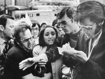 Elvis Presley firma autografi per i fans