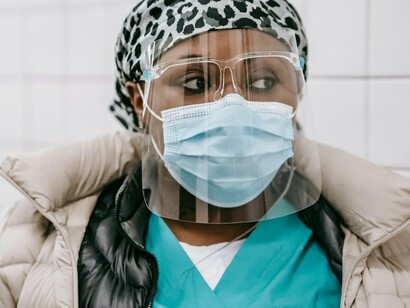 Algumas eu devolvo para a família depois, com histórias de melhora, com lágrimas de alívio, com sorrisos tortos por trás das máscaras. Outras eu solto devagar, com cuidado, como se soltar fosse um pedido de desculpas por não ter conseguido