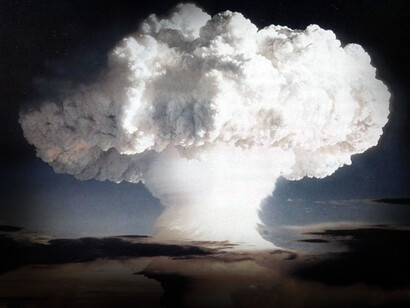 Vista de una nube de humo producto del impacto de una bomba nuclear