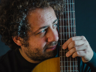 Il richiamo e l’abbandono, l'ultimo album strumentale di Luca Di Martino. Grazie ai *loop*, alla riproduzione di alcune sequenze ritmiche/melodiche e percussive, tutto diventa più forte, più vario e allo stesso tempo più “ruffiano”
