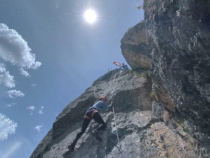 Los guías especializados te proporcionarán todo el equipo necesario, como arnés y casco, y te darán una charla técnica antes de comenzar. Cusco, Perú