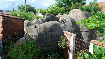 A cabeça de concreto de Santo Antônio permanece junto ao muro de uma residência em Caridade, no Ceará, onde ficou separada do corpo da estátua por décadas. A imagem inusitada acabou inspirando Socorro Acioli a criar a história de A Cabeça do Santo