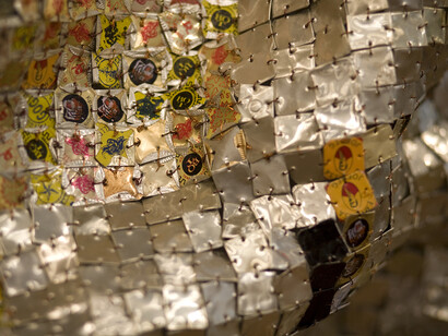 El Anatsui, Skylines, Detail 1, 2008,  Aluminium and copper wire, 300 x 825 cm, Photo Jonathan Greet, Image courtesy October Gallery London