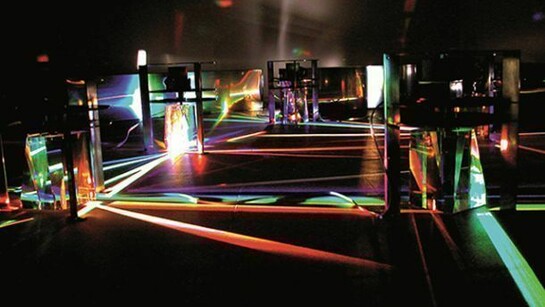Alberto Biasi, Light prisms (Tuffo nell’arcobaleno), 1969, prismi in cristallo, acciaio, blocchi perspex, agomatori di luce ed elettromotori, dimensioni variabili da 400 x 400cm a 600 x 600 cm