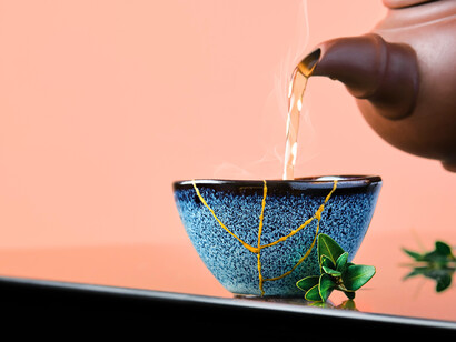 En su filosofía, lo imperfecto no es un defecto, sino una marca única, una huella del tiempo que merece ser celebrada