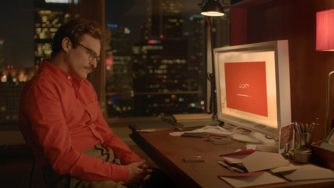 En Her, la inteligencia artificial es una metáfora del conocimiento ilimitado y el acceso a la información, pero también un recordatorio de la fragilidad de las relaciones humanas en un mundo donde lo artificial puede parecer más comprensivo que lo real