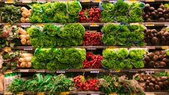 Produtos hortifruti expostos em mercado. A agricultura familiar é reconhecida mundialmente como um dos pilares fundamentais para a segurança alimentar, nutricional e sustentabilidade do meio rural. Representa a principal fonte de renda e subsistência de milhões de famílias em diferentes continentes, especialmente em países em desenvolvimento. Em Moçambique, esse setor abrange cerca de 98% das pequenas explorações agrícolas sendo refletida acima da produção dos alimentos consumidos em todo território nacional 