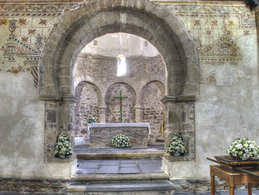 Tiene una única nave rectangular (desde donde está hecha la foto) y un ábside ovalado al que se accede por un doble arco de herradura. El ábside se levanta sobre 9 arcos de herradura ciegos (en la imagen se ven tres). Las pinturas de los muros son del siglo XVIII. Santo Tomás de las Ollas, Ponferrada, León, España