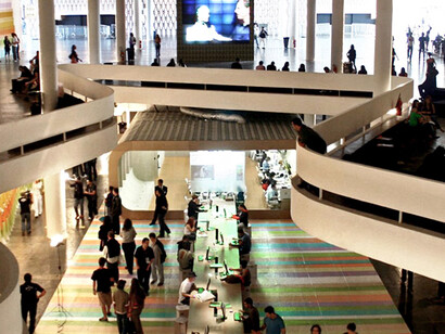 Interior do Pavilhão Ciccillo Matarazzo, onde acontece a Bienal de São Paulo