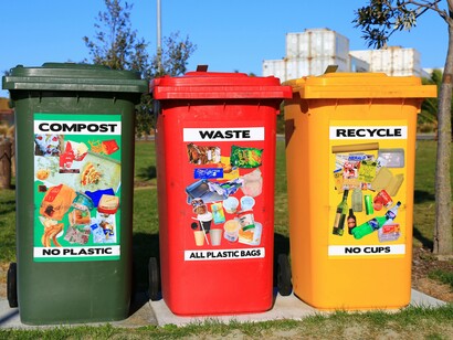 Raccolta differenziata. Prima di buttare qualcosa chiediti: potrebbe servire a qualcun altro? Si può aggiustare, riciclare, regalare o vendere? 