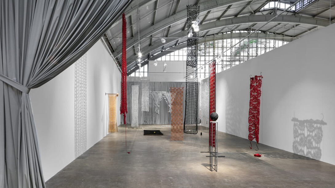 ektor garcia, kortinas, vista da exposição. Cortesia de Mendes Wood DM