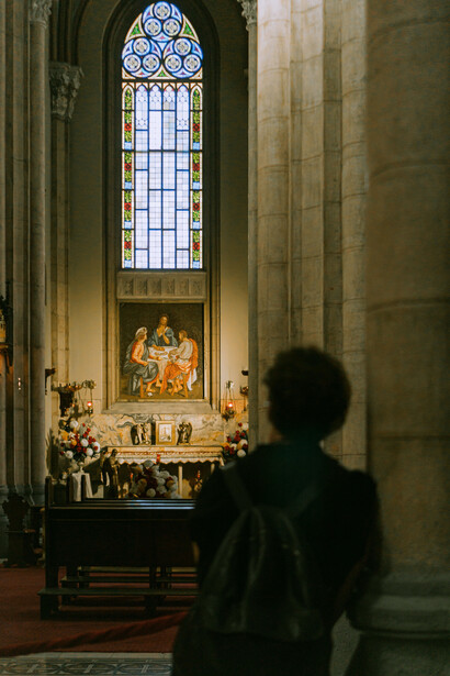 Jovem católico observa pintura em quadro na Basílica de São Pedro, na cidade-estado do Vaticano, Itália