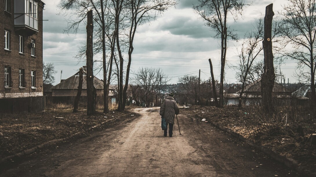 Per gli anziani, la solitudine è come un’ombra che si allunga, facendo apparire le giornate interminabili e prive di scopo 