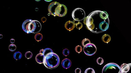 Bolle di sapone fluttuanti nell'aria