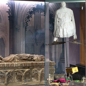 Nous tournoyons dans la nuit et nous voilà consumés par le feu, vue de l'exposition. Avec l'aimable autorisation du Treasure House of Liège Cathedral