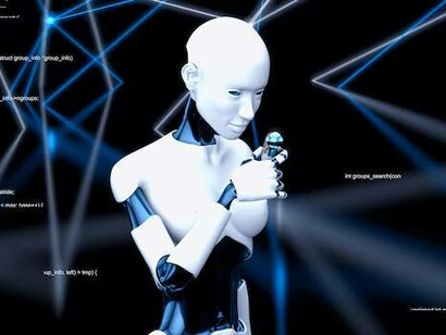 Robot dall'aspetto femminile, su uno sfondo scuro con blocchi di codice