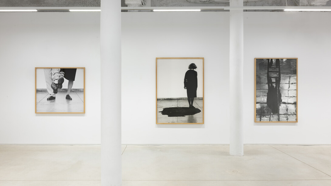 Helena Almeida, Sostener la línea con mis dedos, vista de exhibición. Cortesía de Prats Nogueras Blanchard