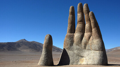 Escultura: *La mano del desierto*. El desierto de Atacama, a pesar de ser el desierto no polar más árido del planeta, alberga algunos de los lugares con mayor biodiversidad de toda América Latina, Chile