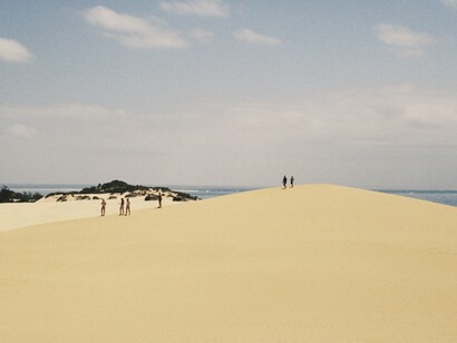 Dunas em Bazaruto, Moçambique - fotografia de David Rodrigues. Foi nesse dia de céu limpo e horizonte infinito que, ao longe, avistou uma árvore maior que as outras, mais distante do rio, sozinha, imponente de tronco e altura, mas parca de folhagem. Uma árvore que o chamava de braços abertos com os seus braços finos. Um irmão perdido dos seus irmãos