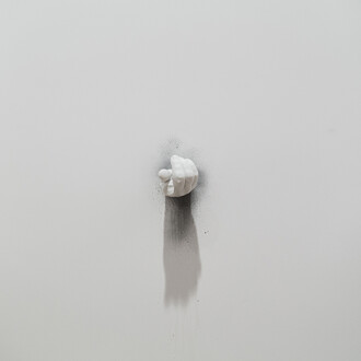 Douglas Gordon, Exhibit D, 2016, Carrara marble, 6 11/16 x 4 5/16 x 3 9/16 inches, 17 x 11 x 9 cm  © Studio lost but found / VG Bild-Kunst, Bonn 2017. Photo by Silia Psychi