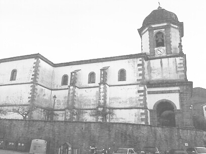 Zugarramurdi se ha erigido como destino preferido en cuanto a turismo brujeril. Iglesia de la Asunción del siglo XVIII. Navarra, España