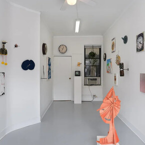 Various artists, Eddysroom, on time, exhibition view. Courtesy of Mrs.